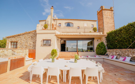 Terraza con barbacoa junto a cocina